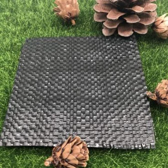 Dalītā dzija ar austu ģeotekstilu